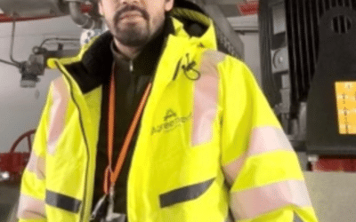 Teknisk overblik på jobbet – fodboldglæde foran skærmen